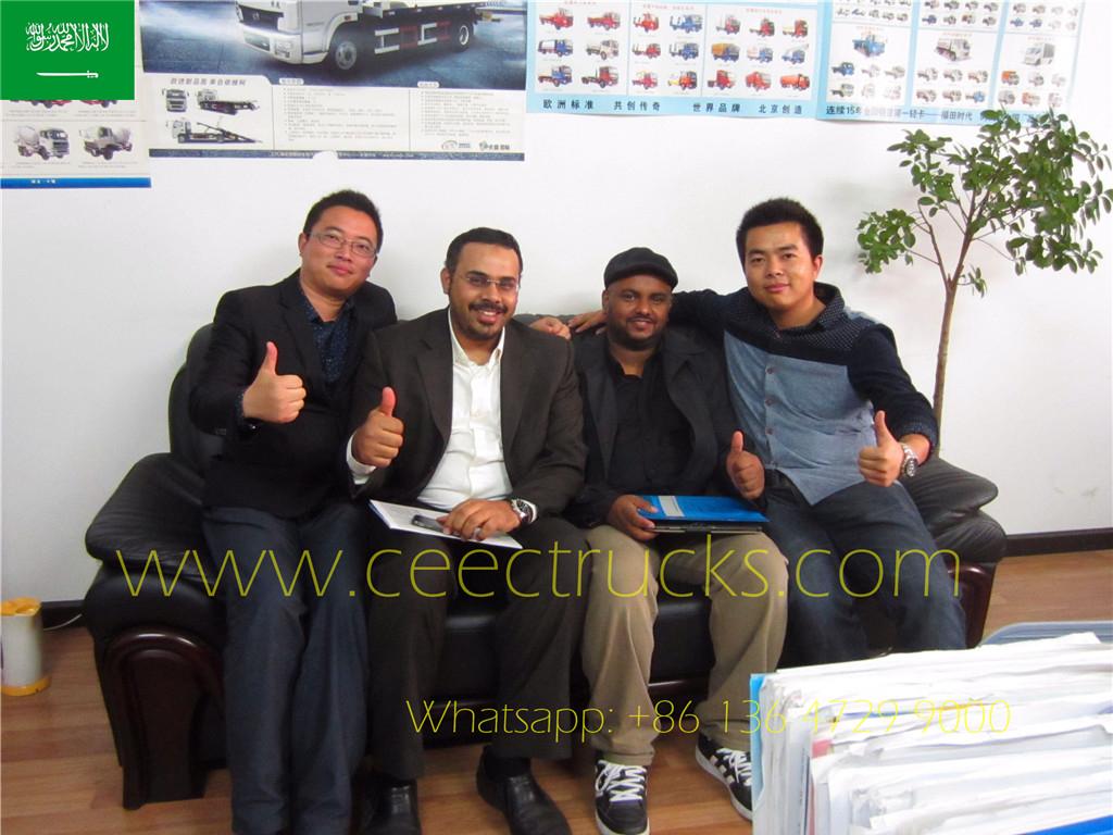 沙特阿拉伯客户来我厂参观油罐半挂车